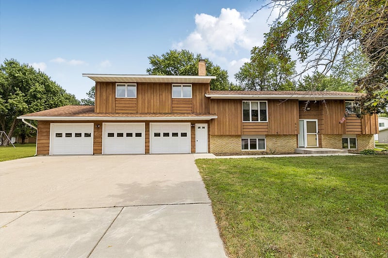 643 Circle Pines Ct, Paynesville, MN 56362