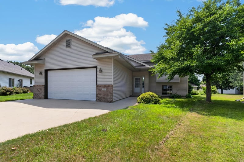 206 Hunters Ct, Eagle Lake, MN 56024