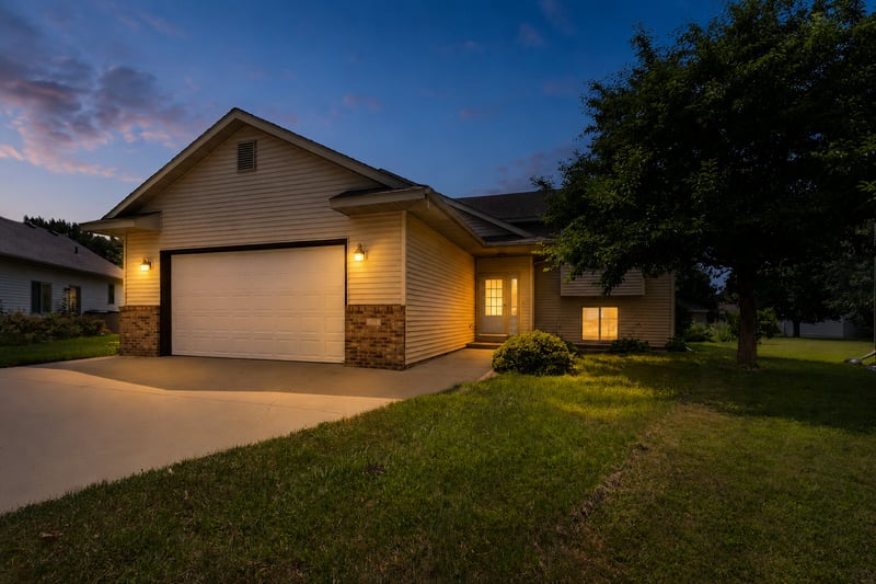 206 Hunters Ct, Eagle Lake, MN 56024