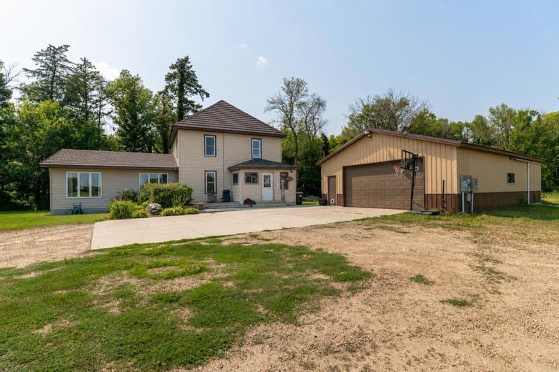 1024 Le Center St, Le Center, MN 56057