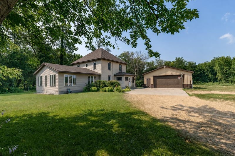 1024 Le Center St, Le Center, MN 56057