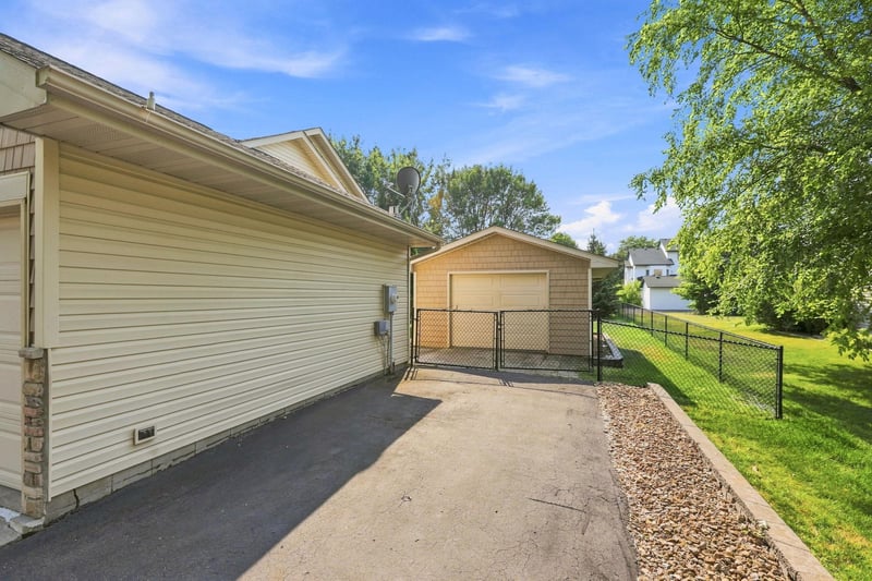 13525 Oakwood Dr, Rogers, MN 55374