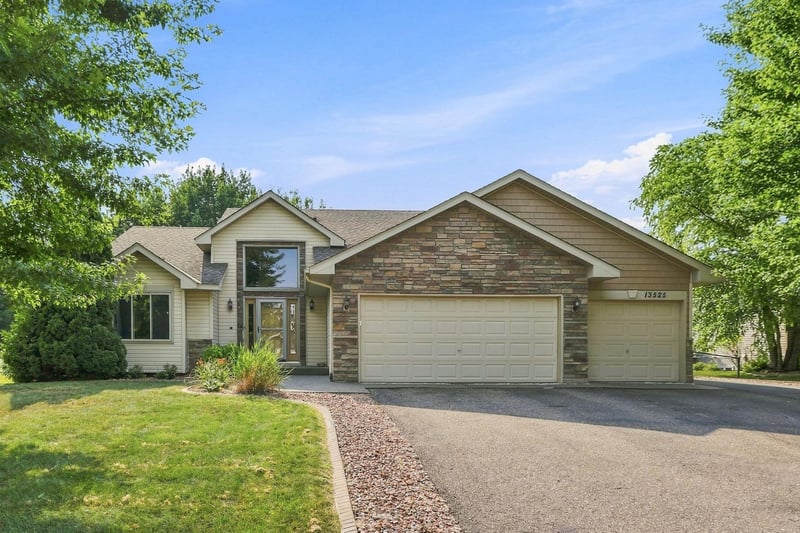 13525 Oakwood Dr, Rogers, MN 55374