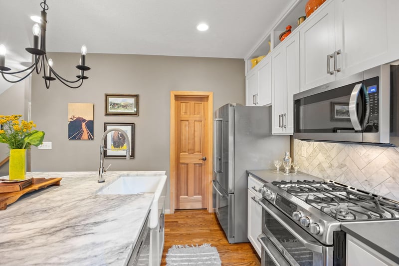 1869 White Oak Dr, Chaska, MN 55318