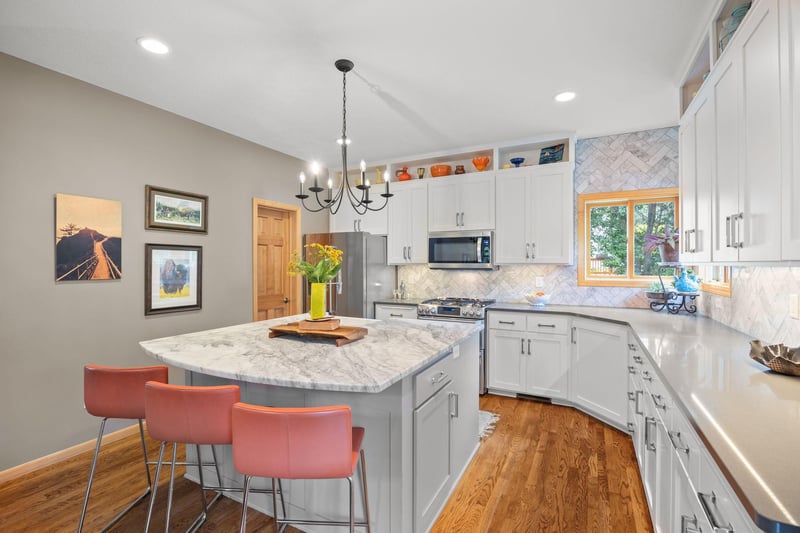 1869 White Oak Dr, Chaska, MN 55318
