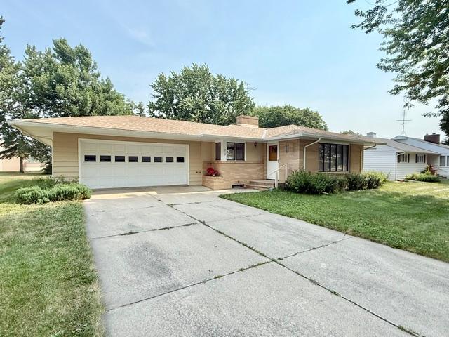819 E Meadow Ln, Redwood Falls, MN 56283