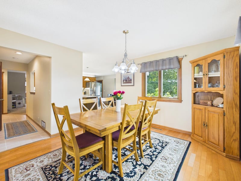 2194 Jennifer Ct, North Saint Paul, MN 55109