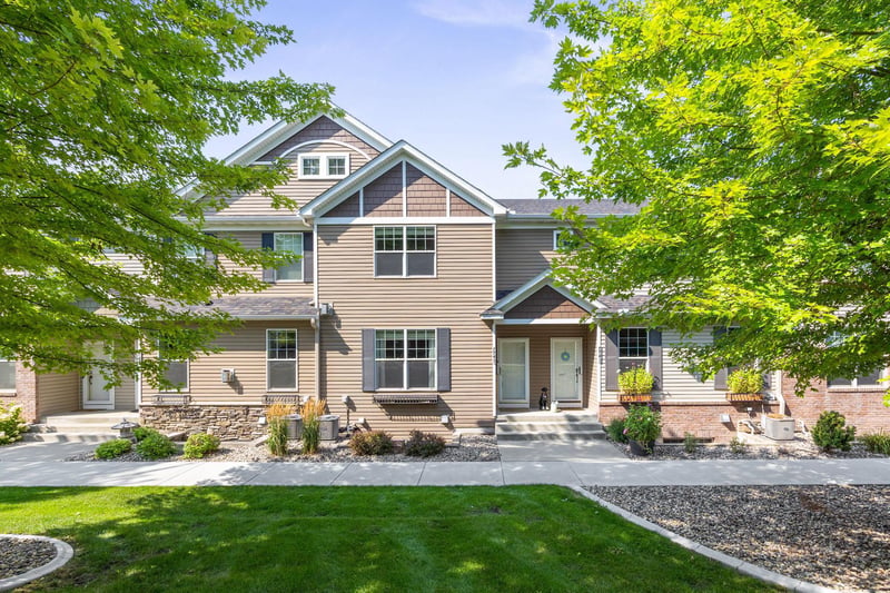 7745 Madelyn Creek Dr, Victoria, MN 55386