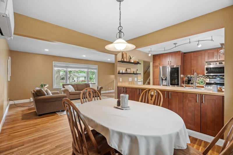 2216 E 114th St, Burnsville, MN 55337
