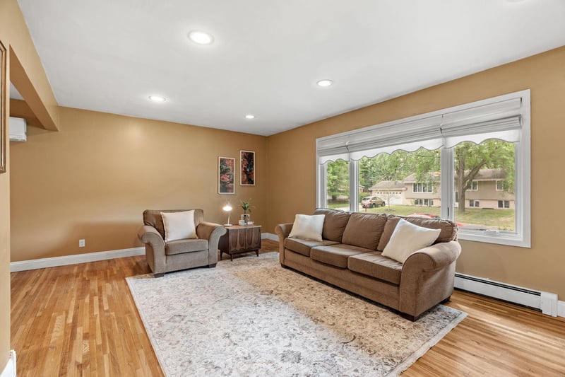 2216 E 114th St, Burnsville, MN 55337