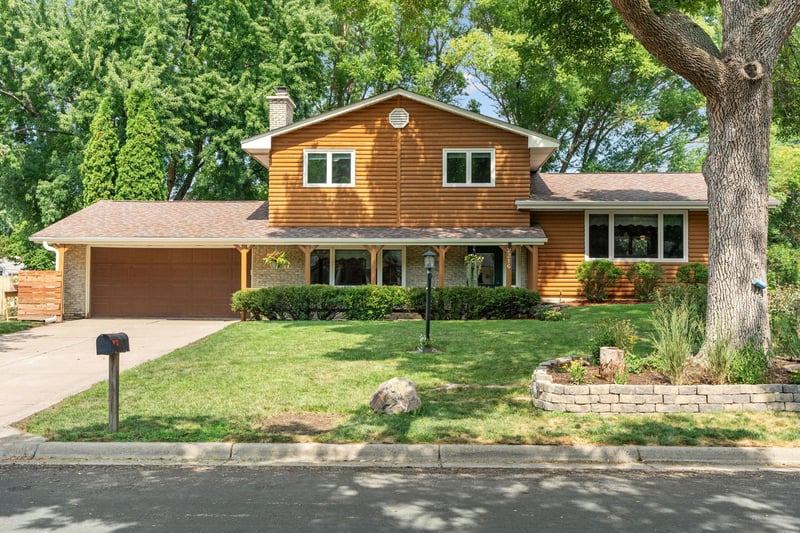 2216 E 114th St, Burnsville, MN 55337