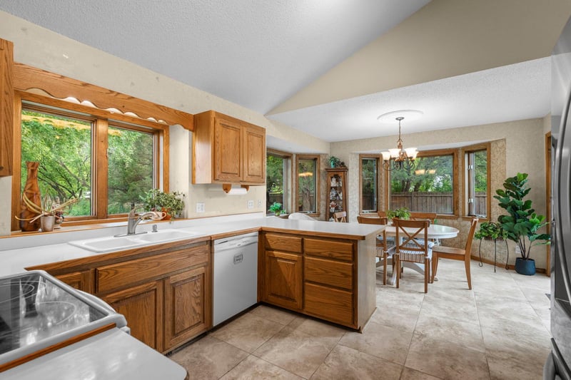 1820 Slater Ln, Burnsville, MN 55337