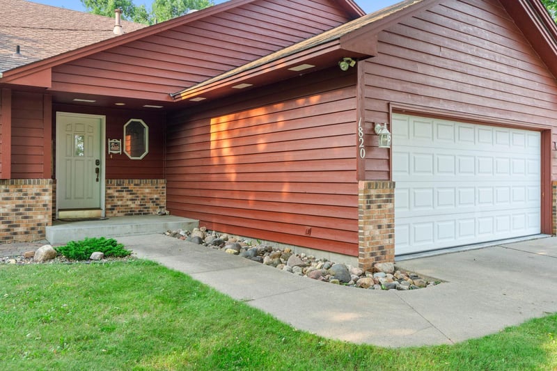1820 Slater Ln, Burnsville, MN 55337