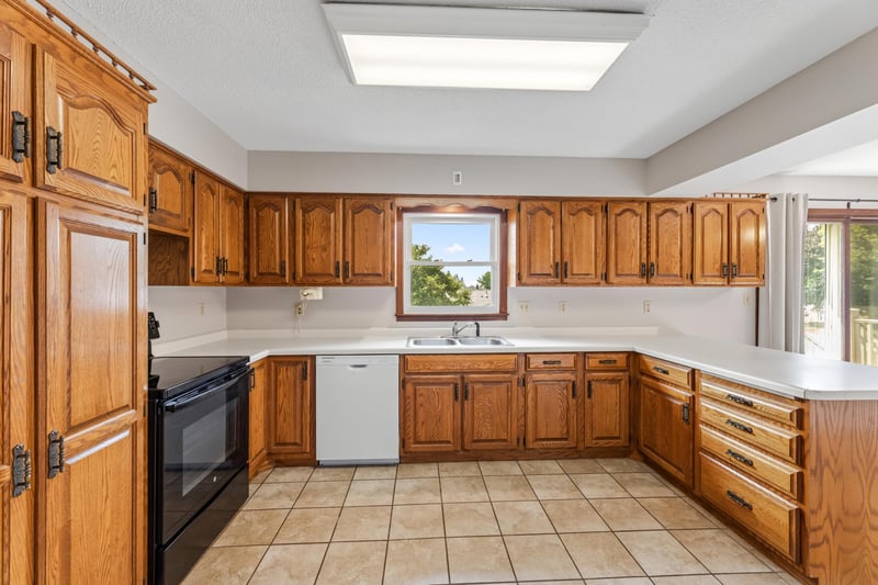 300 8th St NW, Plainview, MN 55964