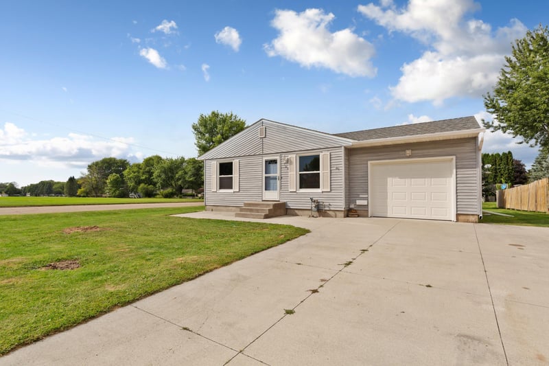 706 17th St NE, Owatonna, MN 55060