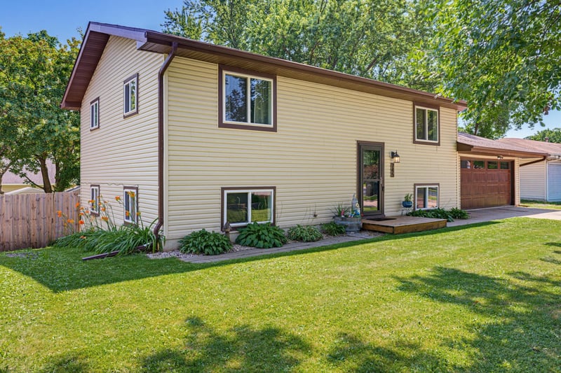 745 Dale St SW, Hutchinson, MN 55350