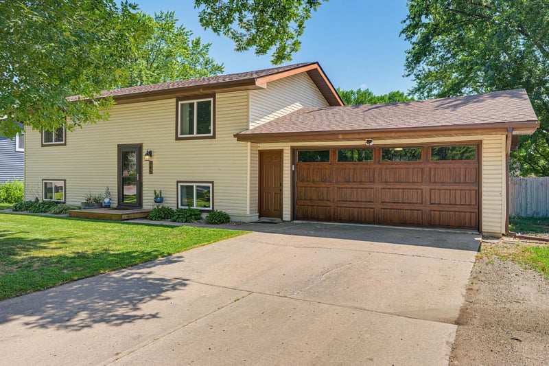 745 Dale St SW, Hutchinson, MN 55350