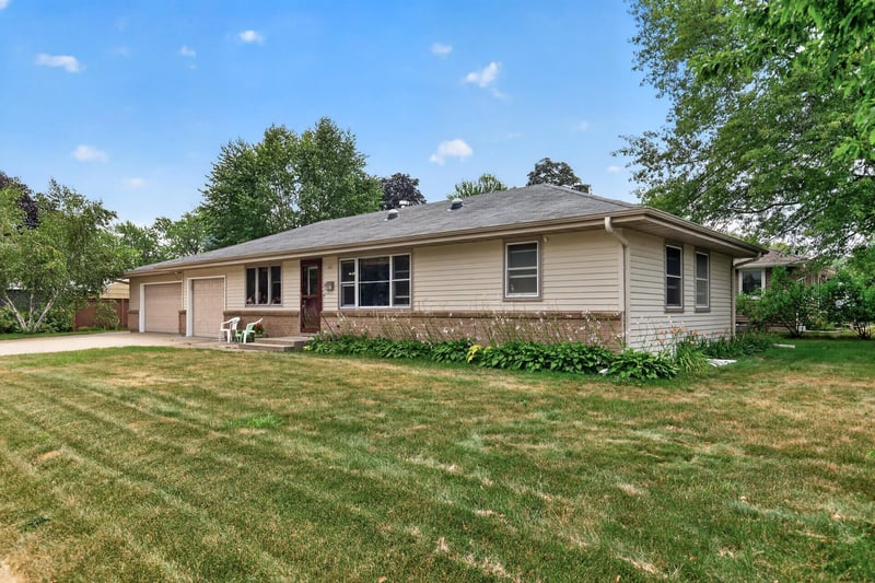 1601 E 82nd St, Bloomington, MN 55425
