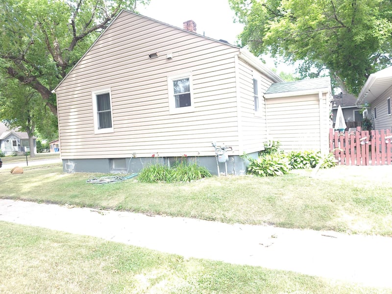304 13th St N, Moorhead, MN 56560