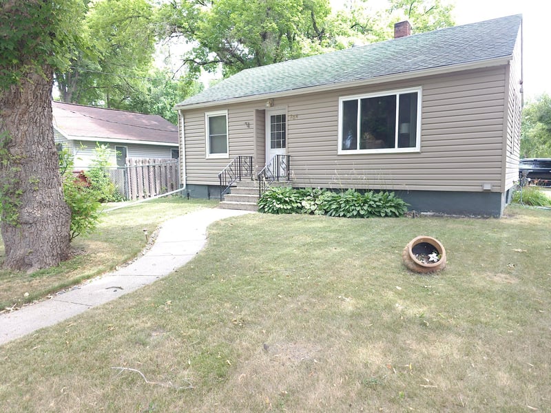 304 13th St N, Moorhead, MN 56560
