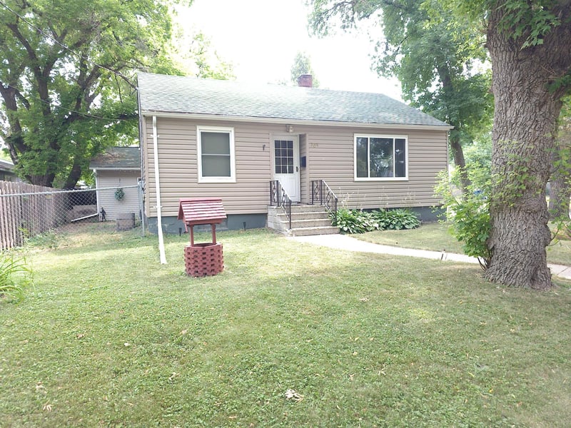 304 13th St N, Moorhead, MN 56560
