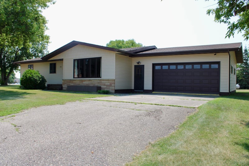506 Lincoln Ave W, Karlstad, MN 56732