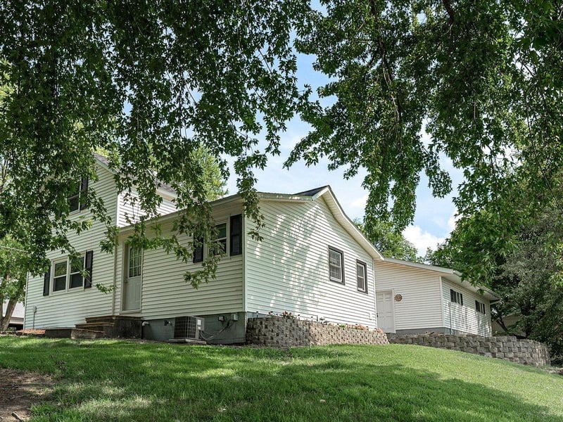 828 Clinton St E, Waterville, MN 56096