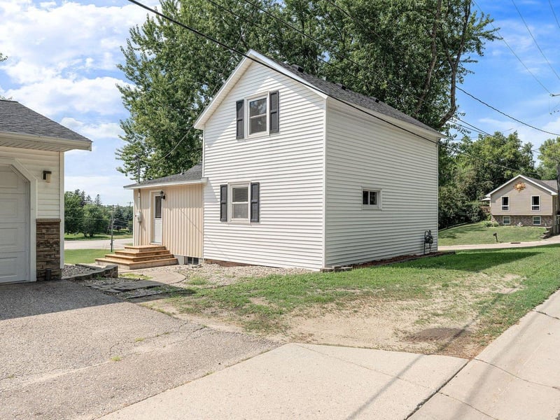 828 Clinton St E, Waterville, MN 56096