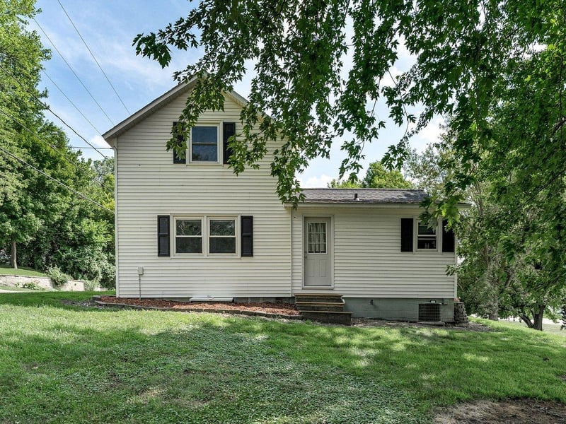 828 Clinton St E, Waterville, MN 56096