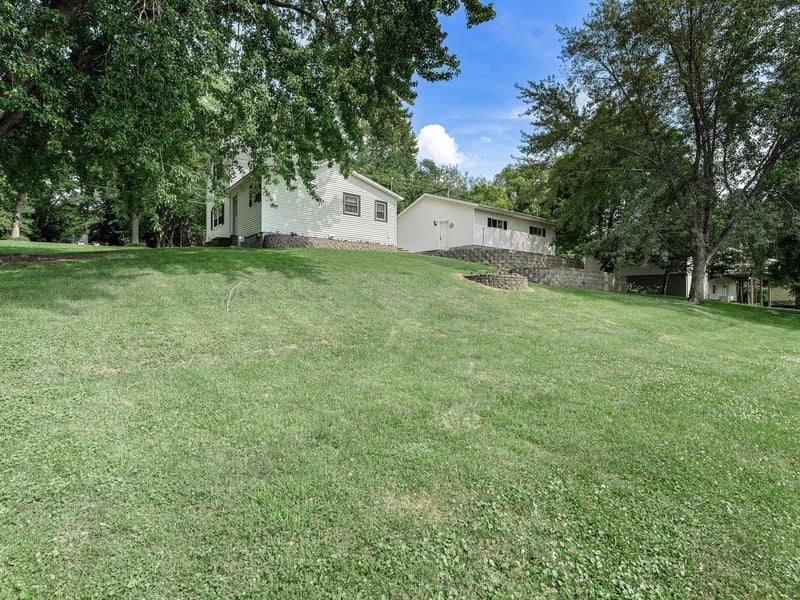 828 Clinton St E, Waterville, MN 56096
