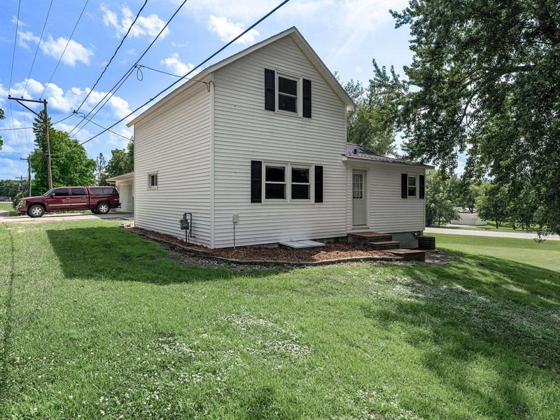 828 Clinton St E, Waterville, MN 56096