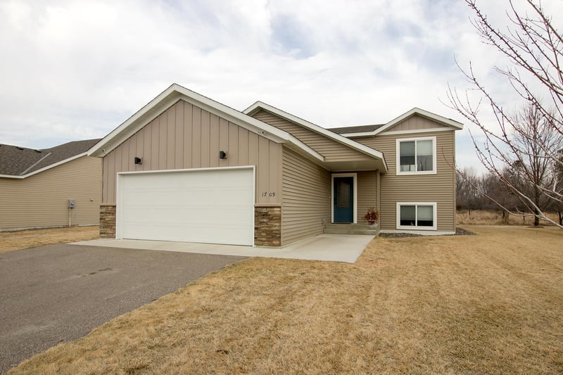 1709 Maple Leaf Ln, Litchfield, MN 55355