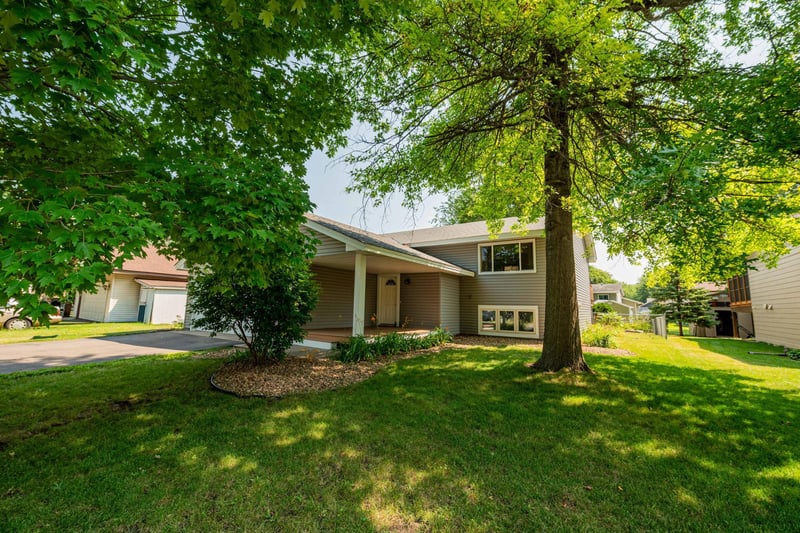 3244 Meadowbrook Ct, Vadnais Heights, MN 55127