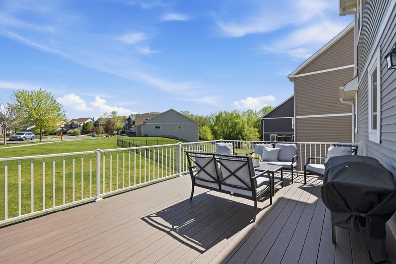 1088 Rosemary Ct, Chaska, MN 55318