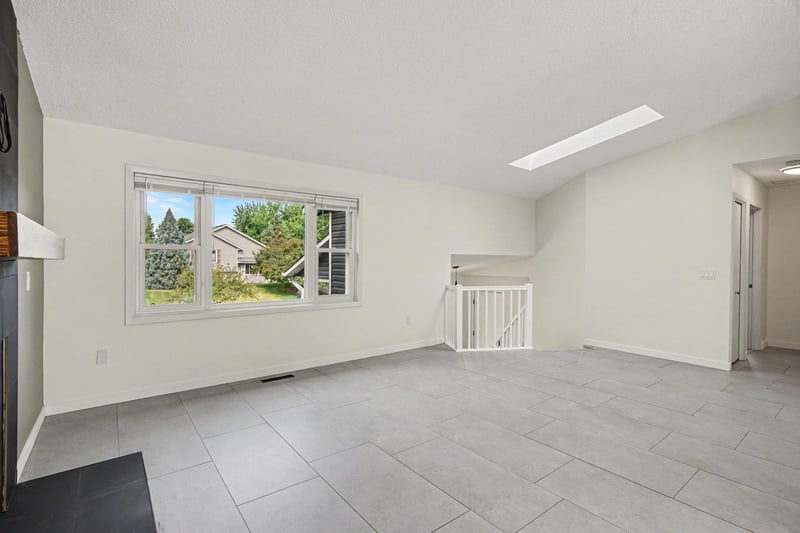 939 Savannah Rd, Eagan, MN 55123