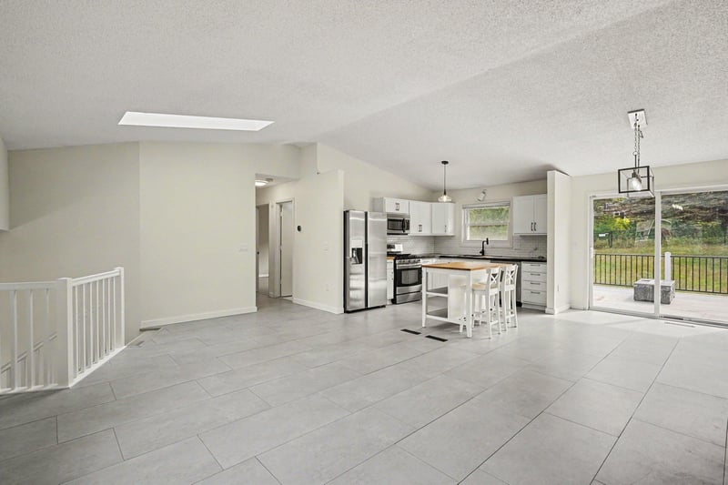 939 Savannah Rd, Eagan, MN 55123