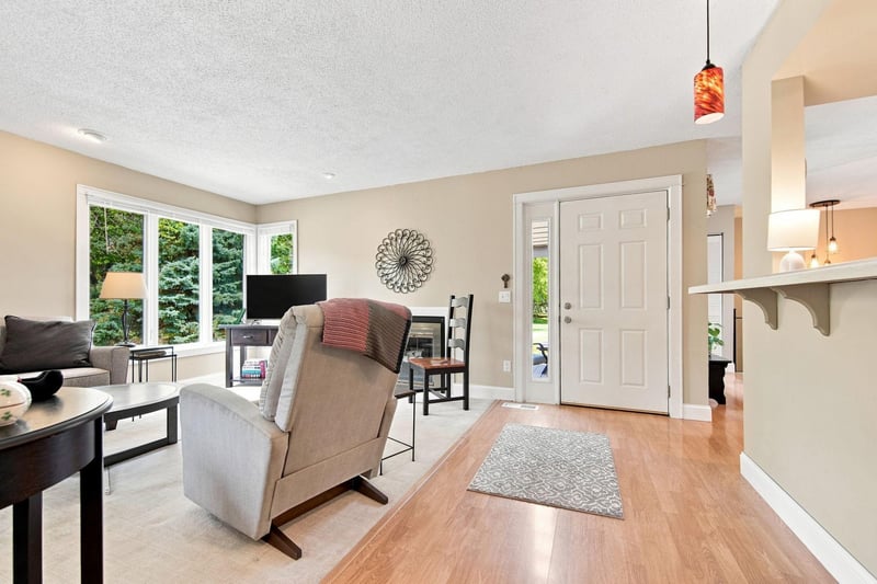 303 Elan Ct, Woodbury, MN 55125