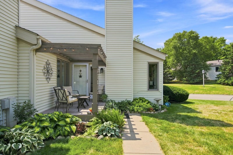 303 Elan Ct, Woodbury, MN 55125