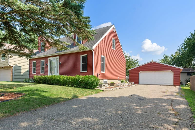 342 7th St SW, Eyota, MN 55934
