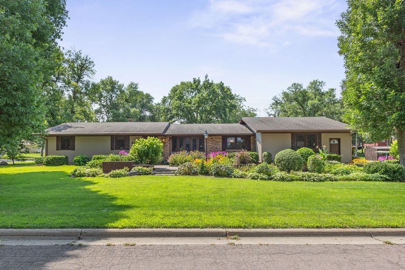 830 Reeds Ln, Glencoe, MN 55336