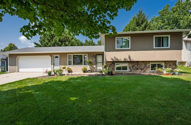 1105 7th St NW, Kasson, MN 55944