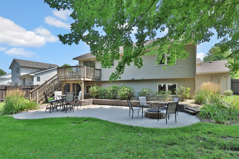 1098 Heather Dr, Woodbury, MN 55129