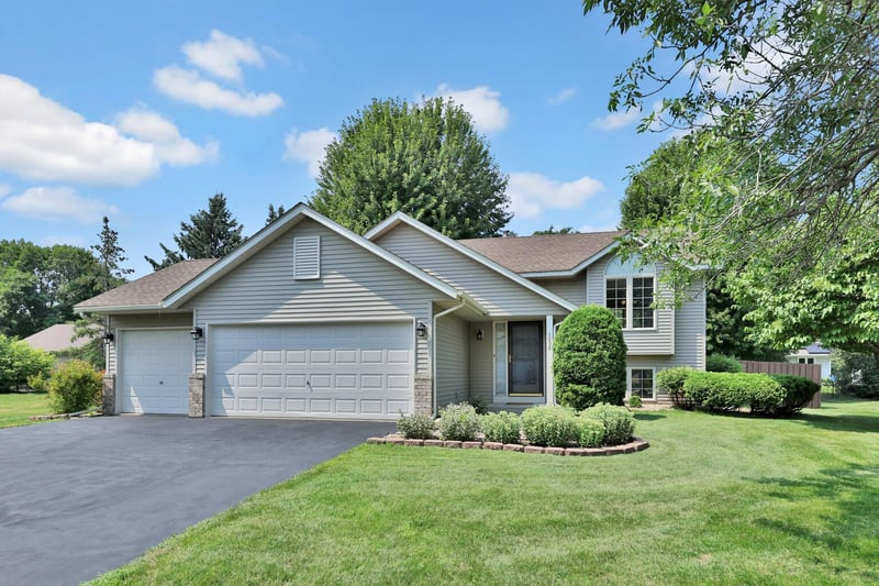 1098 Heather Dr, Woodbury, MN 55129