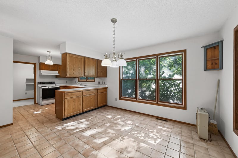2597 Hayward Ave N, Oakdale, MN 55128