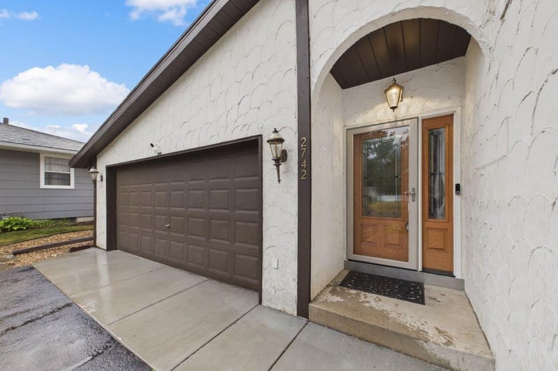 2742 Hilltop Ct, North Saint Paul, MN 55109