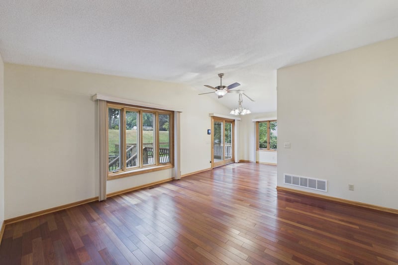 2742 Hilltop Ct, North Saint Paul, MN 55109