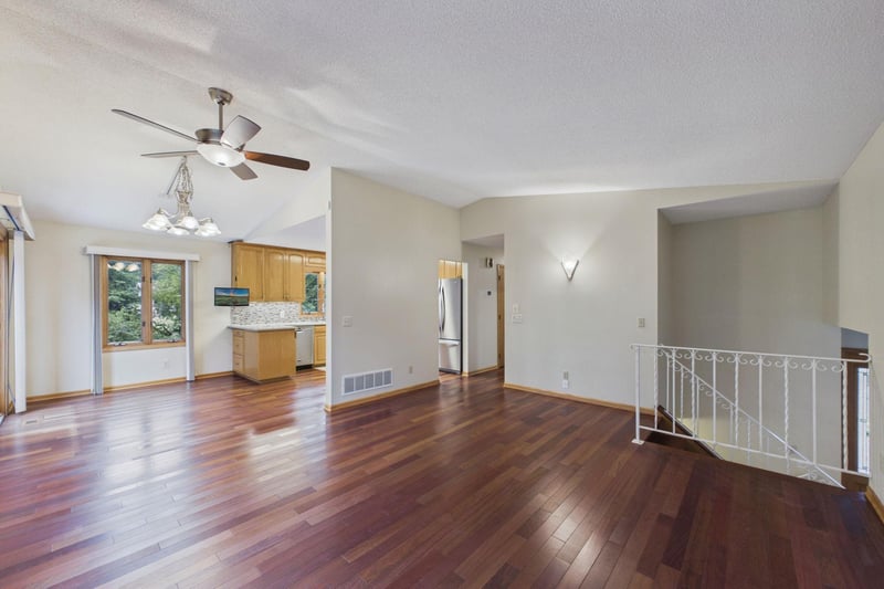 2742 Hilltop Ct, North Saint Paul, MN 55109