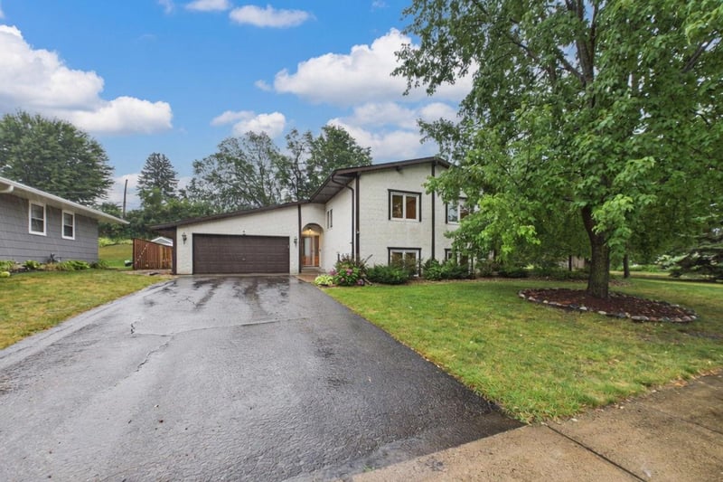 2742 Hilltop Ct, North Saint Paul, MN 55109