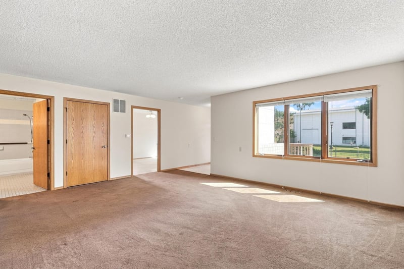 57 Sycamore St W, Saint Paul, MN 55117