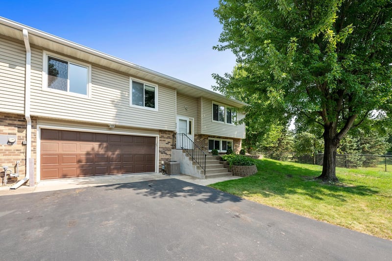 934 94th Ave NE, Blaine, MN 55434